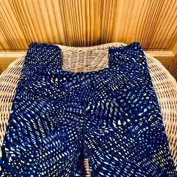 Fabletics set of 2 (two) blue yellow black 18 inch capri athletic leggings pants - Picture 5 of 9